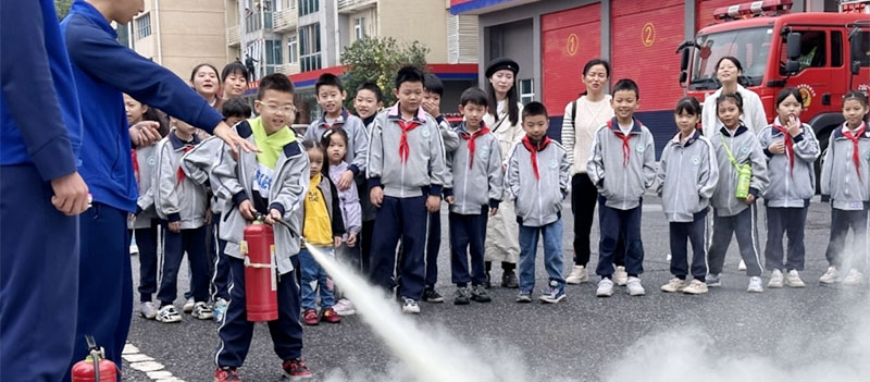 南湖小学开展“走近消防”社会实践活动